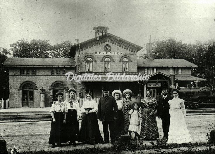 Gruppenfoto mit Damen am Bevenser Bahnhof um 1908