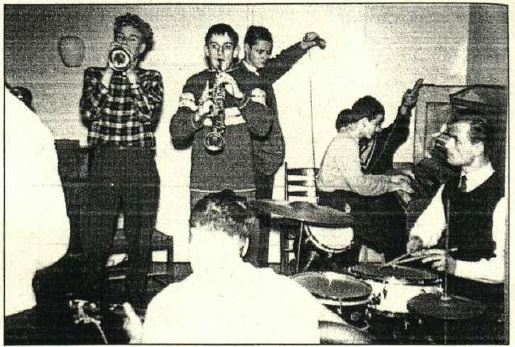 Im Dezember 1958 berichtete der NDR über die Jazz-Szene in Bevensen: v. /.: Helmut Fuchs, Peter Kunert, NDR-Techniker, Wolf gang Kunert, Heinz Bergel, mit dem Rücken zur Kamera: Gerhard Frericks