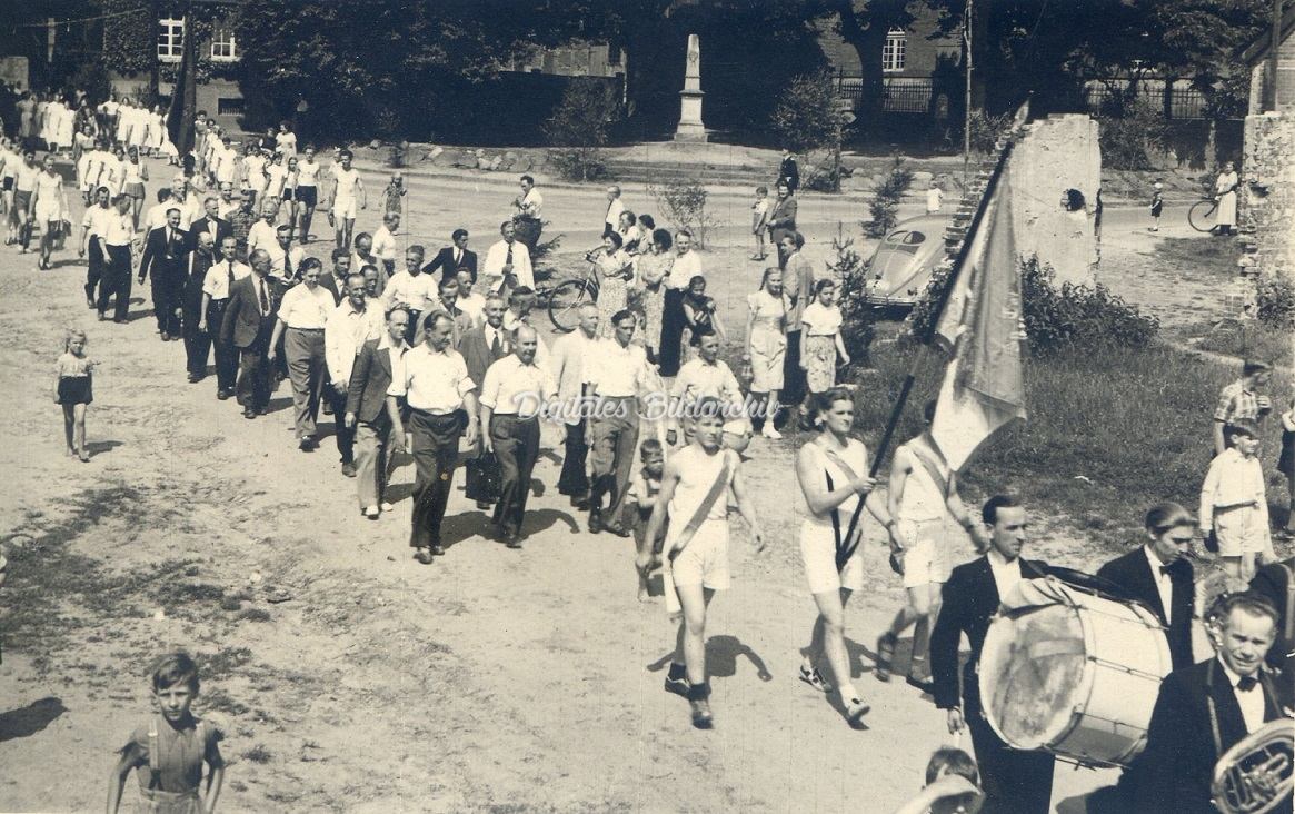 40 jähriges Bestehen des MTV-Himbergen. Kreisturnfest 1953 in Himbergen. Erster Ausmarsch mit der neugeweihten Fahne